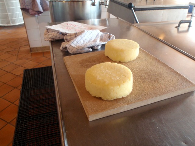 Air-drying the cheese