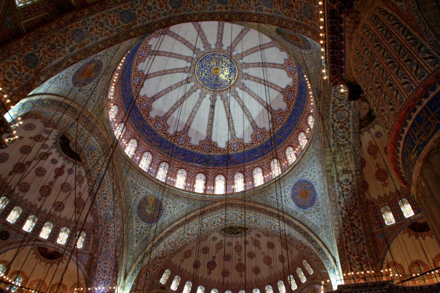 Blue Mosque: over 250 windows, 4 visible pillars in contrast to Haghia Sophia